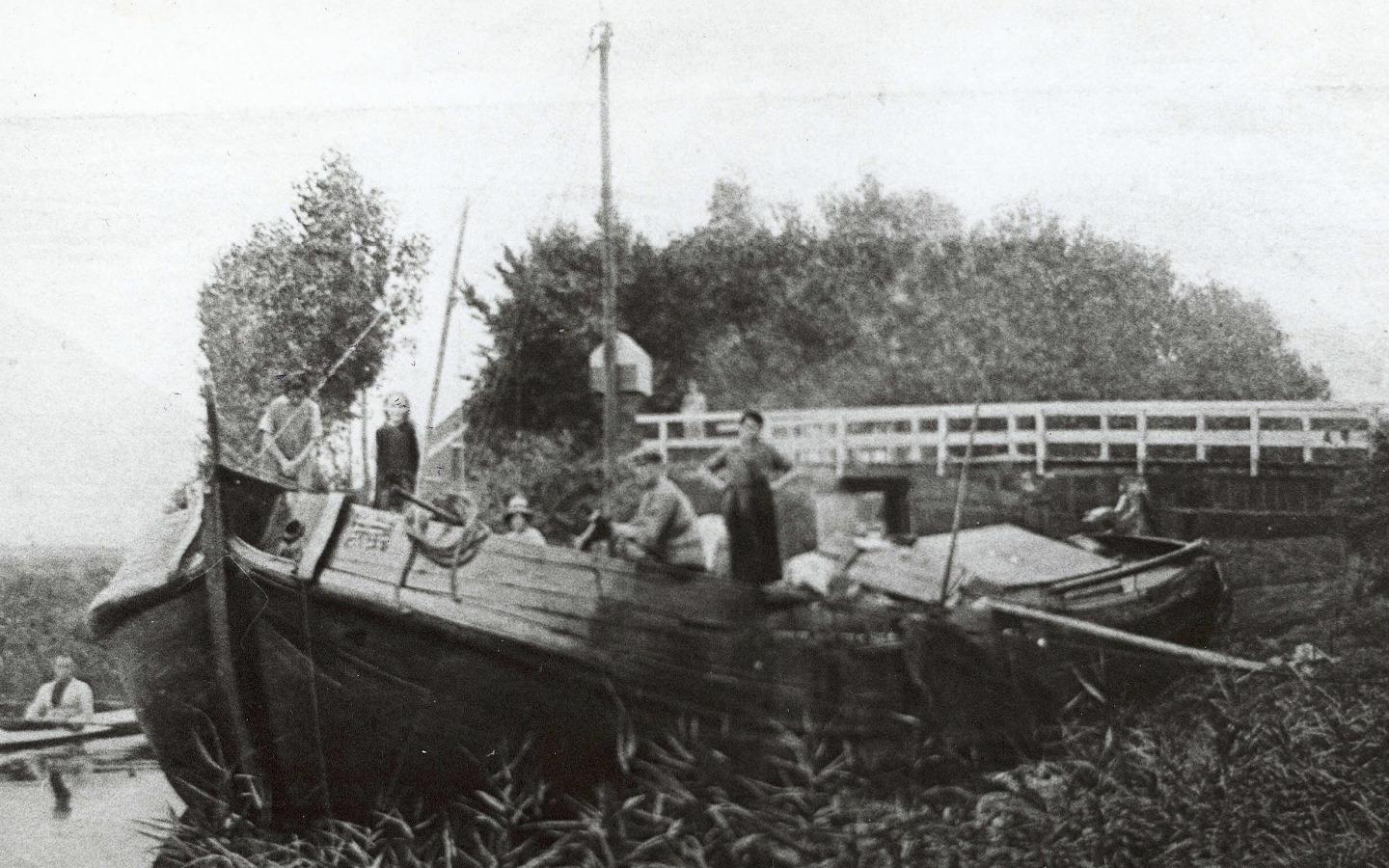 Vrachtschip in Termunterzijldiep